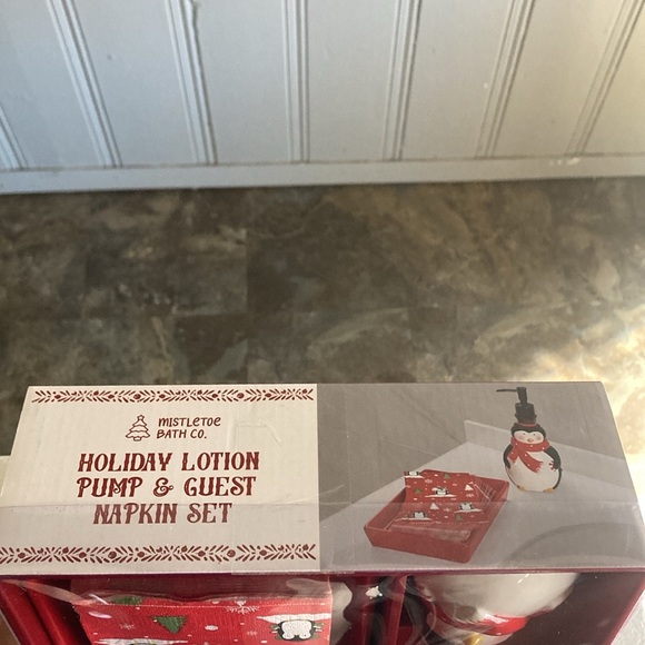 BNIB-3 Piece Set- Ceramic Penguin Soap Pump, 24 Hand Towels & Ceramic Towel Tray - Picture 15 of 16